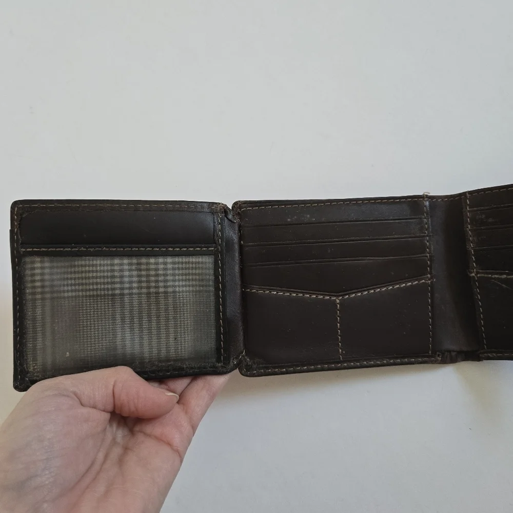 Fossil Bi-fold mens brown leather wallet
